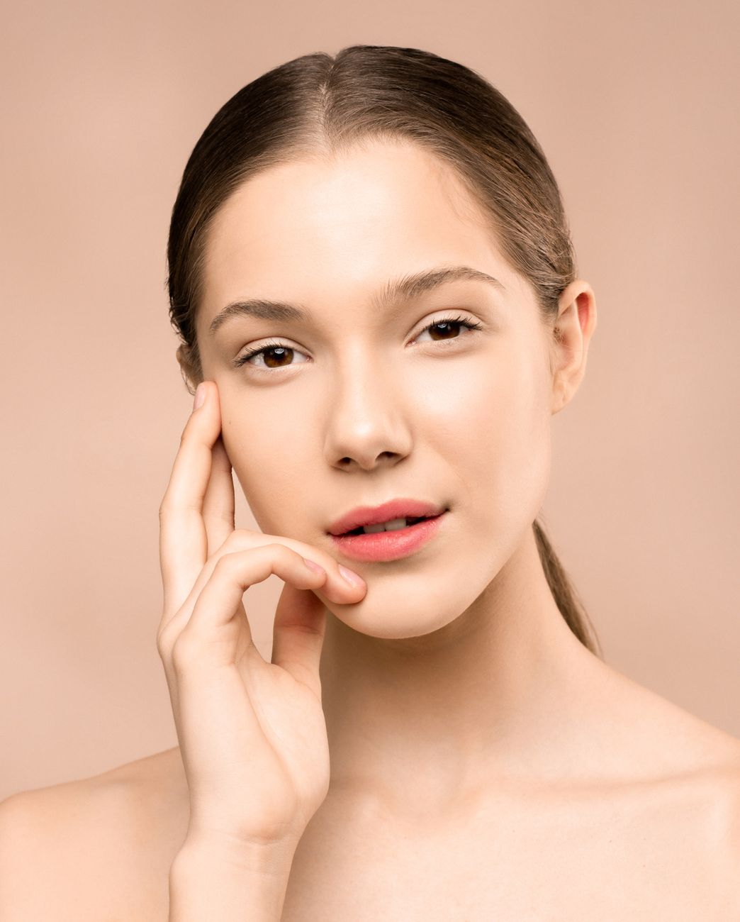 Mujer con piel luminosa y saludable tras un tratamiento facial en Espacio Mujer, Arica